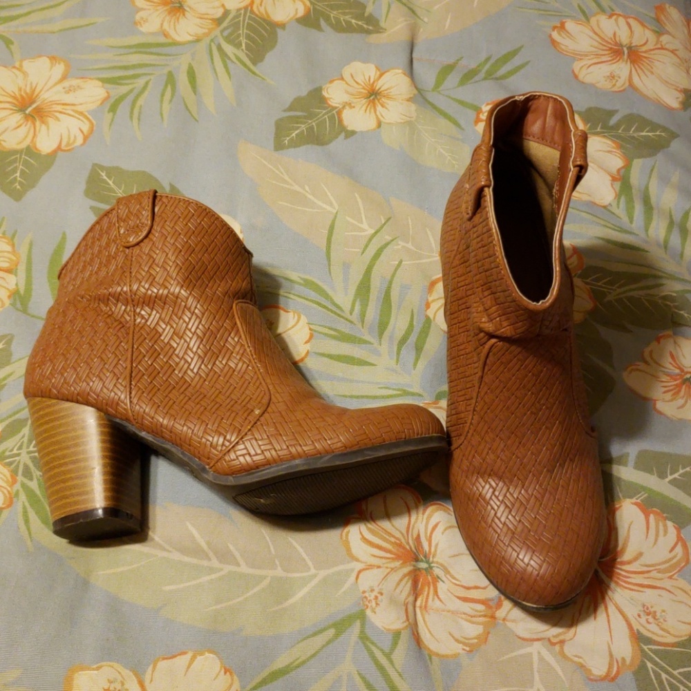 Qupid tan ankle booties